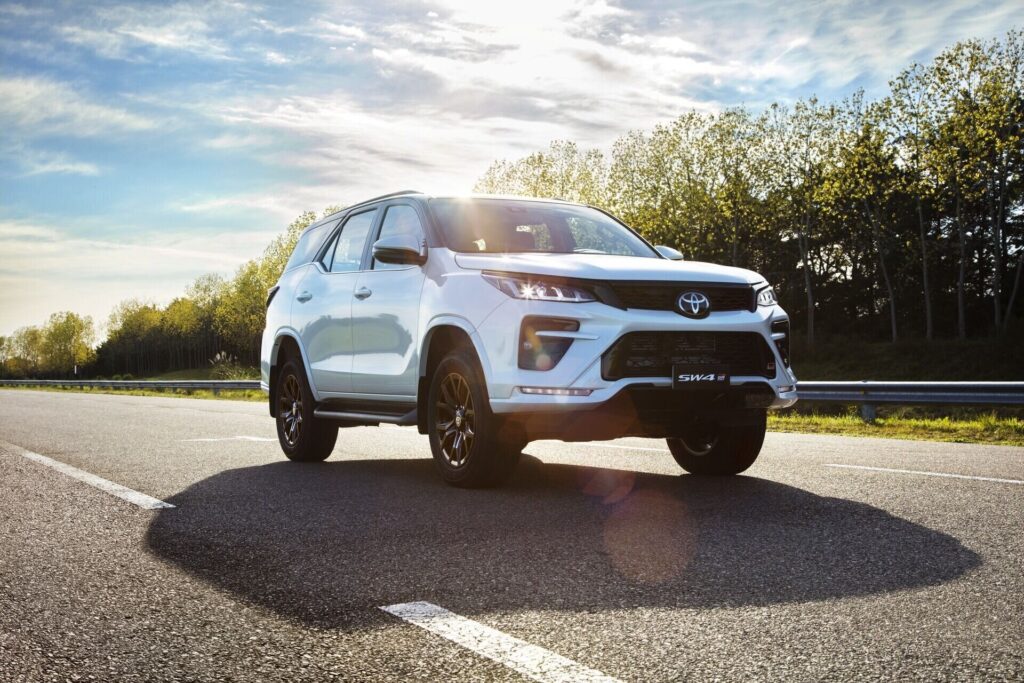 Toyota Fortuner GR-S de tres cuartos frontales sobre la pista