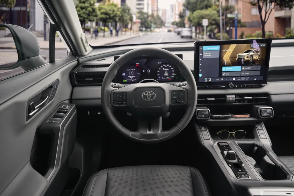 Timón y pantallas de la Toyota RAV4