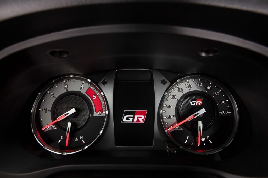 Cuadro de instrumentos con el logo GR de la Hilux GR-S IV