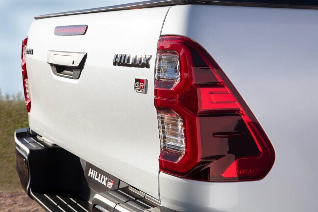 Emblema HILUX GR-S en el porton y los faroles traseros