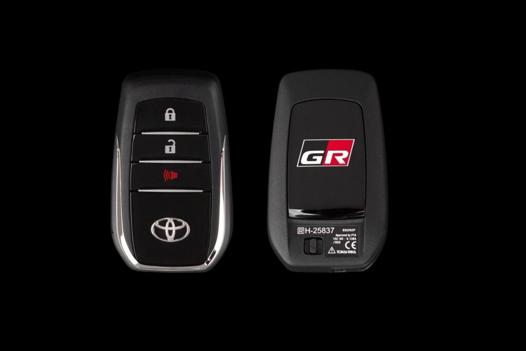 Las dos llaves de la Hilux GR-S IV, una con el logo GR