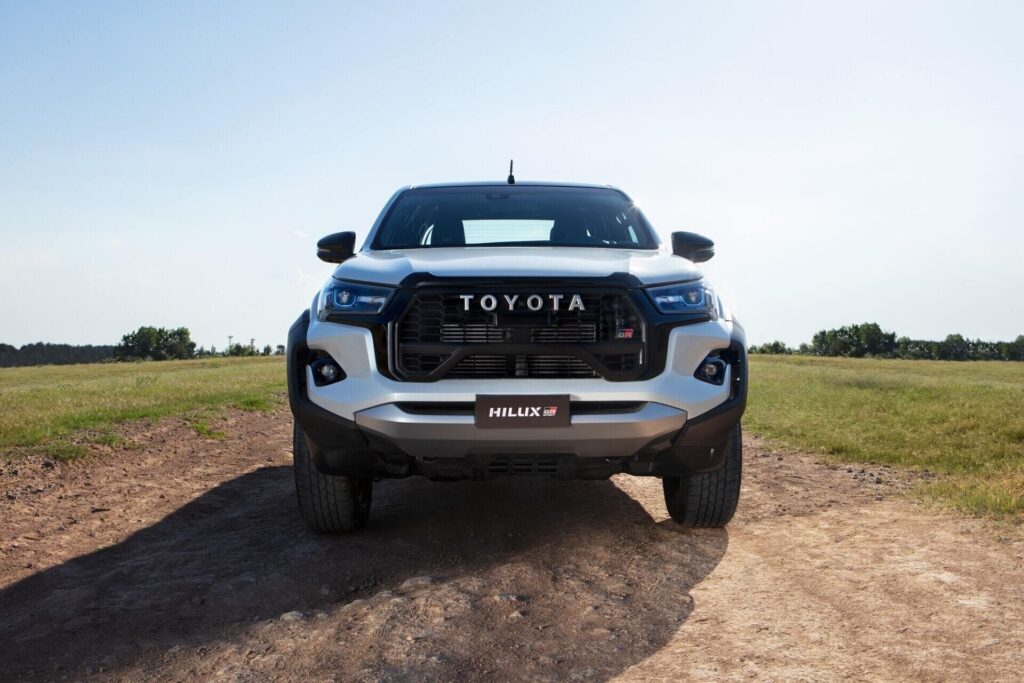 Toyota Hilux GR-S IV de frente sobre un camino de tierra