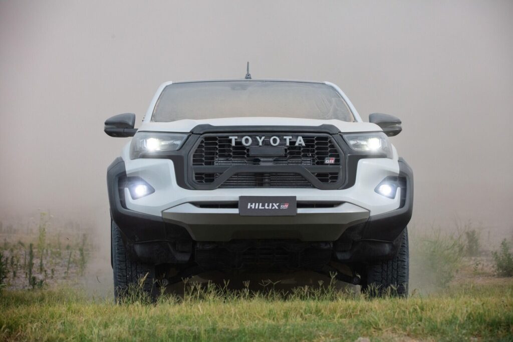 Frente de la Toyota Hilux GR-S IV entre la neblina