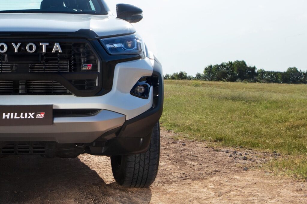 Toyota Hilux GR-S IV de tres cuartos frontales