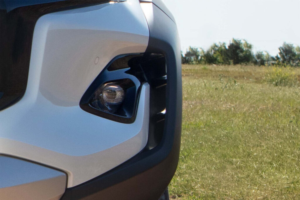 Detalle del bumper y la luz exploradora de la Hilux GR-S IV