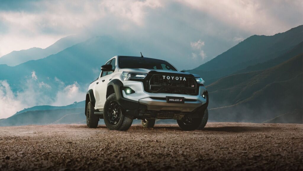 Toyota Hilux GR-S IV en la montana
