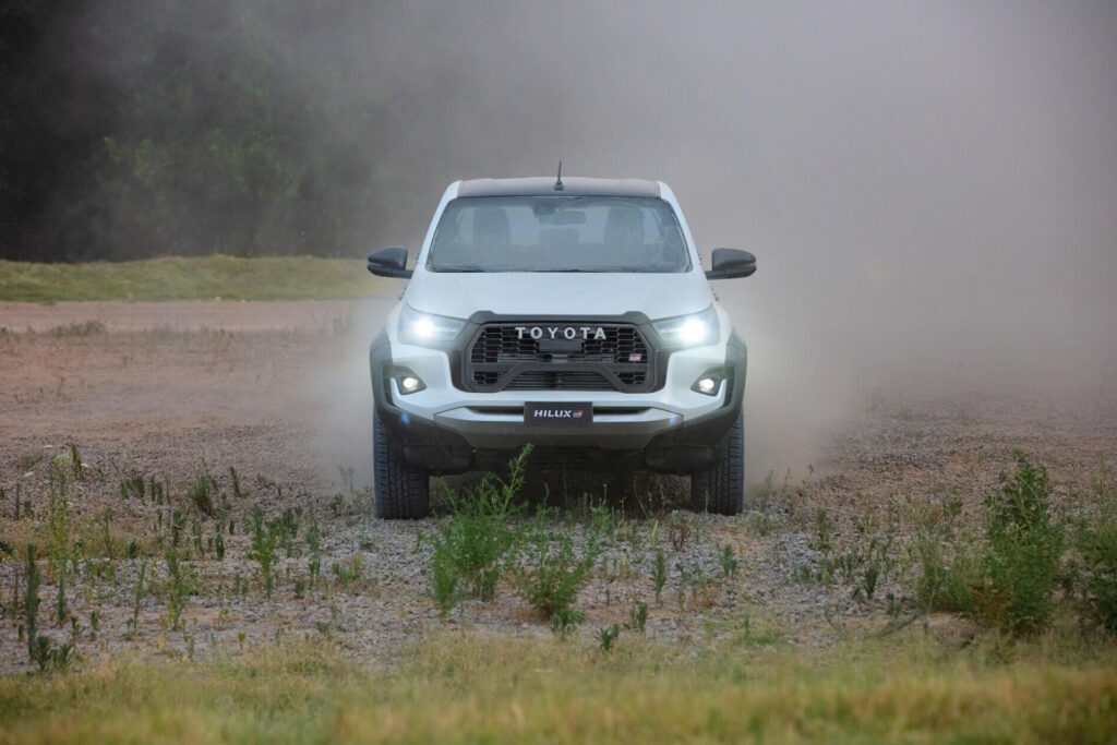Toyota Hilux GR-S IV en marcha sobre terreno suelto