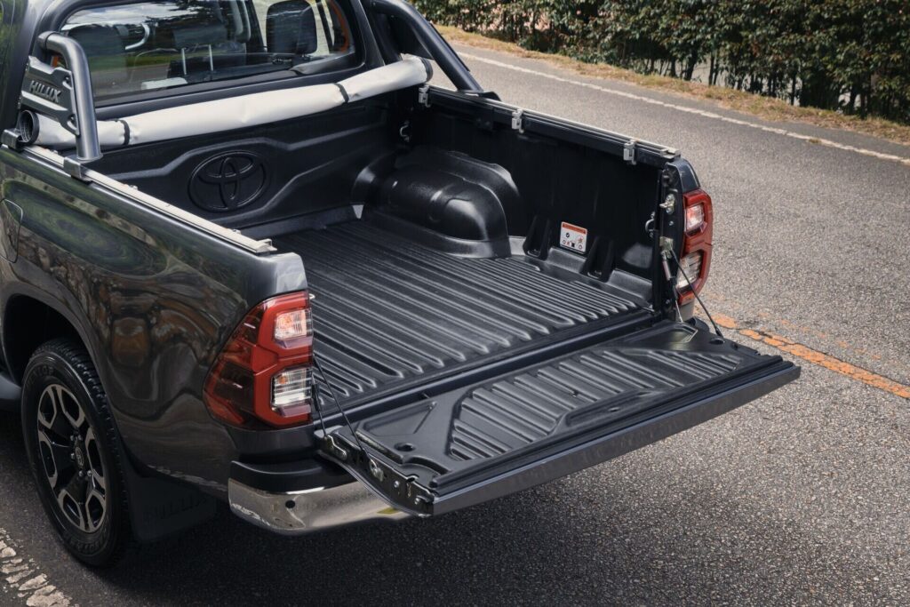 Platón de la Toyota Hilux con la compuerta abajo