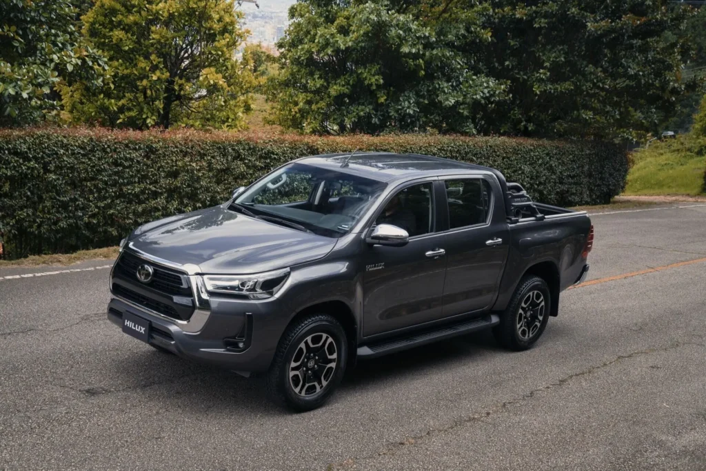 Toyota Hilux de tres cuartos frontales en carretera