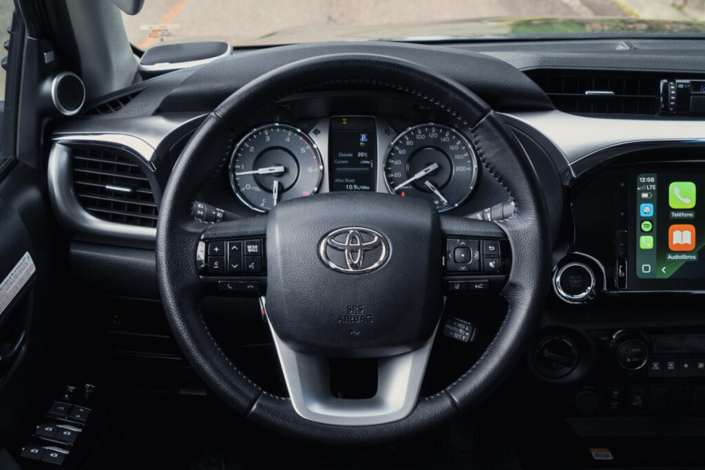 Timón, instrumentos y pantalla de la Toyota Hilux