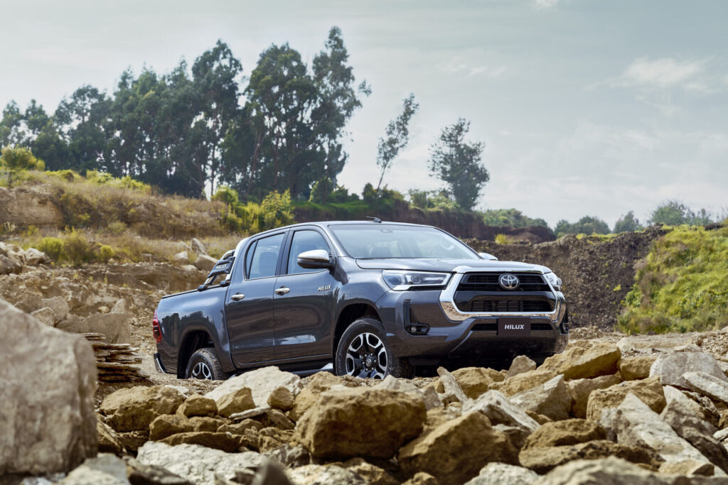 Toyota Hilux sobre terreno de piedra suelta