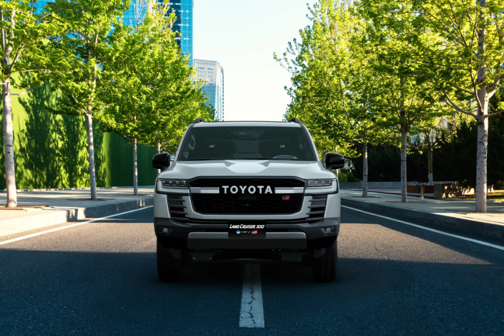 Toyota Land Cruiser 300 GR-S HEV de frente en una avenida arbolada