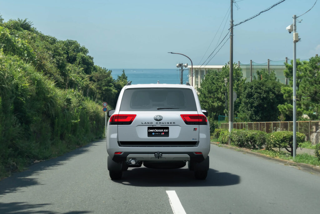 Toyota Land Cruiser 300 GR-S HEV de espaldas en una carretera de costa