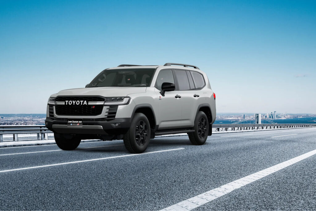 Toyota Land Cruiser 300 GR-S HEV de tres cuartos sobre un puente