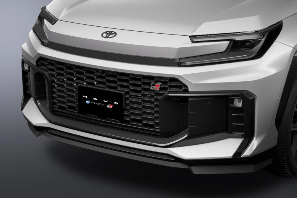 Frontal de la Toyota RAV4 PHEV GR-S con la parrilla y el emblema GR