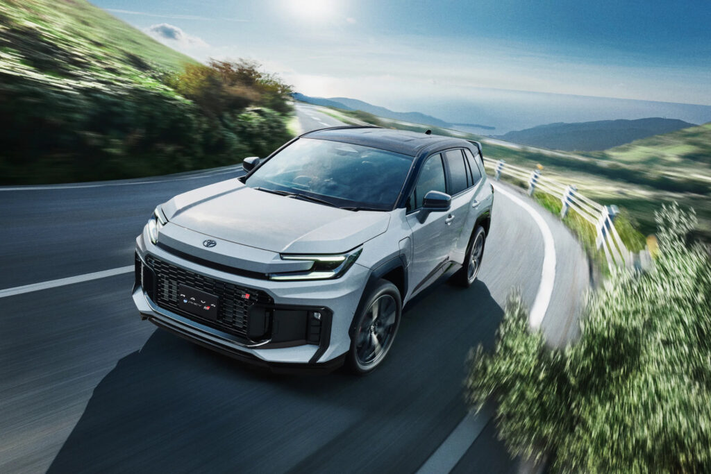 Toyota RAV4 PHEV GR-S en blanco por una carretera de montana