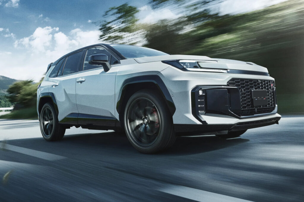 Toyota RAV4 PHEV GR-S en marcha, de tres cuartos frontales