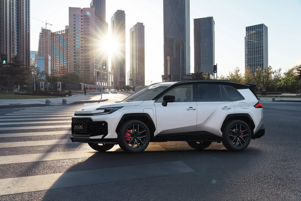 Toyota RAV4 PHEV GR-S en la ciudad, a contraluz