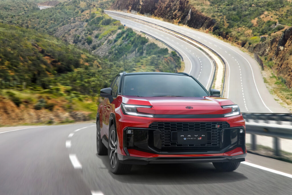 Toyota RAV4 PHEV GR-S en rojo, en una carretera de montana