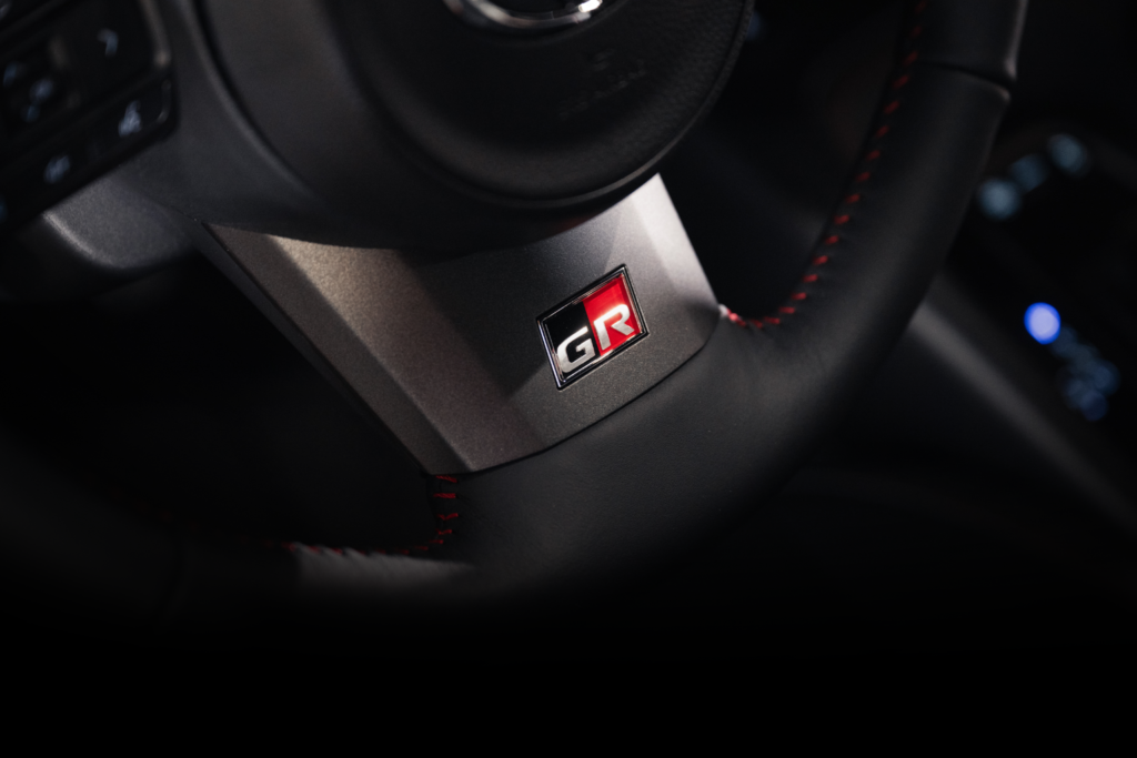 Volante deportivo con el emblema GR de un Toyota