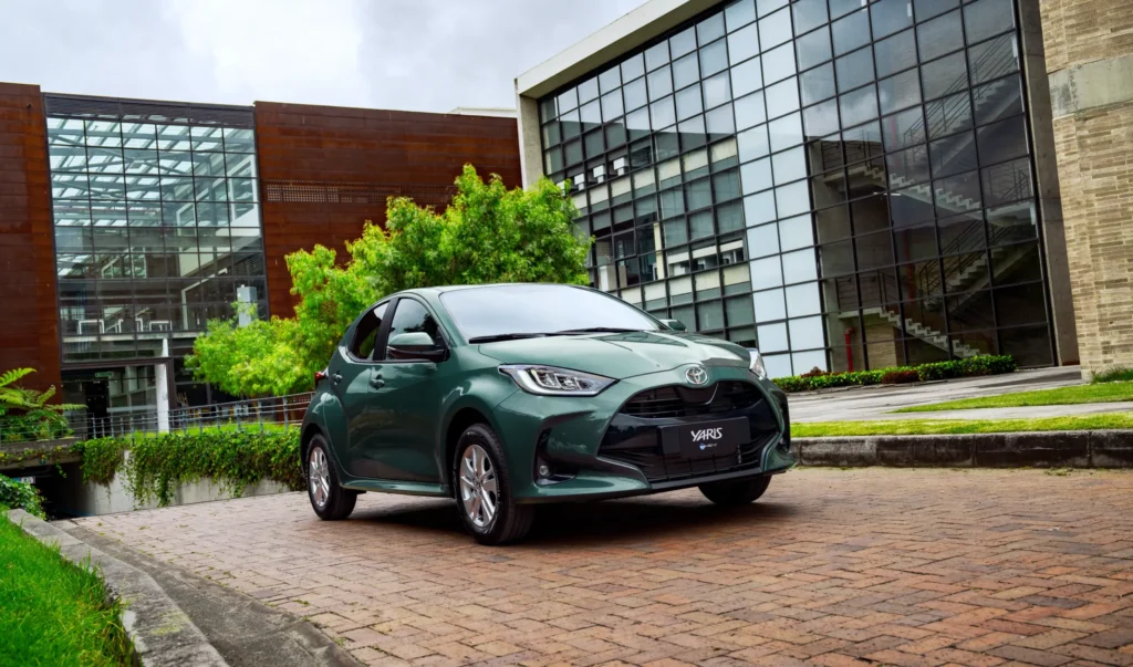 Toyota Yaris HEV de tres cuartos frontales frente a un edificio