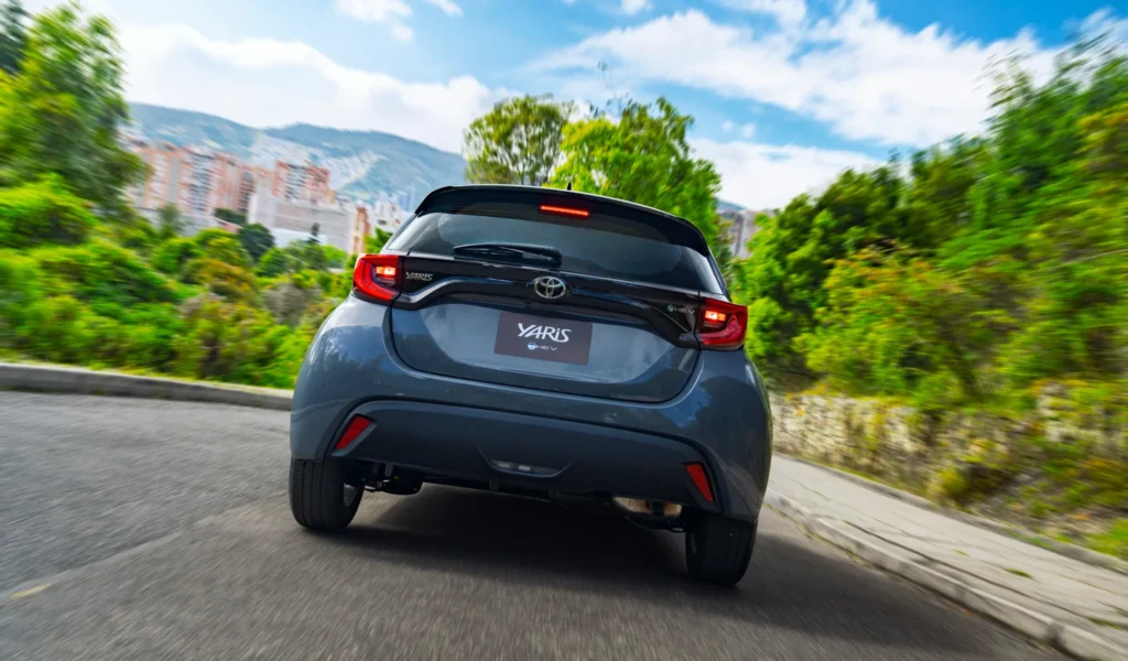 Toyota Yaris HEV visto desde atrás, en una curva