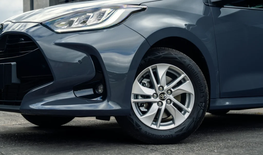 Frente y rin del Toyota Yaris HEV