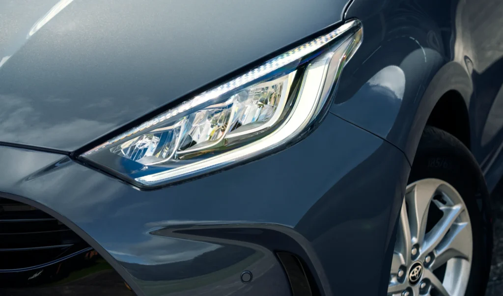 Faro delantero del Toyota Yaris HEV