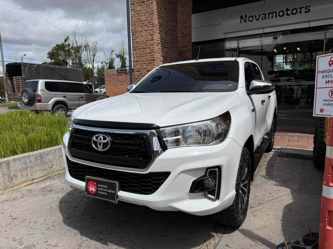 Toyota Hilux usada frente a la vitrina de Novamotors