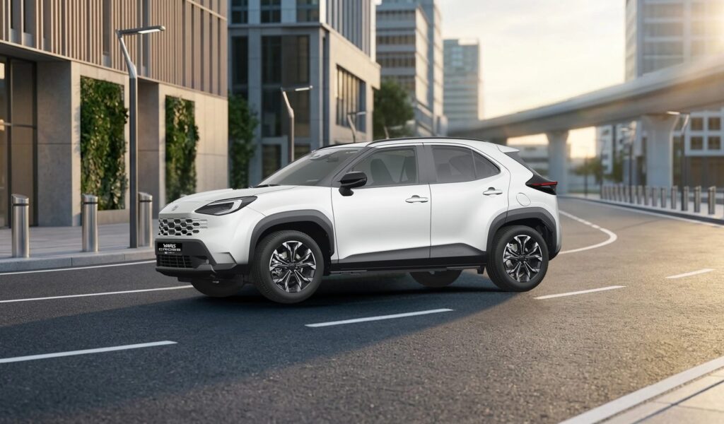 Toyota Yaris Cross 2027 en Blanco Perla, de tres cuartos delanteros en la ciudad