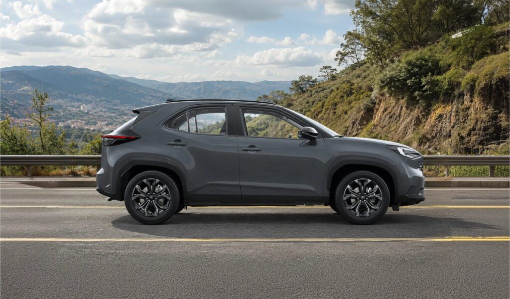 Toyota Yaris Cross 2027 de perfil en una carretera de montaña